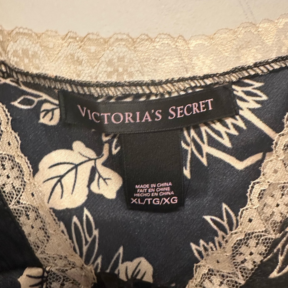 Vintage 90’s/Y2K Era Victoria's Secret Black and Cream Lace Top/Slip Size XL - Picture 2 of 5